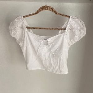 White hollister crop top in size small